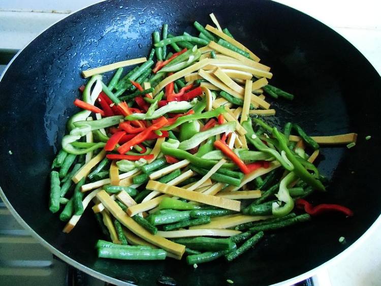 豇豆香干炒肉皮步骤6
