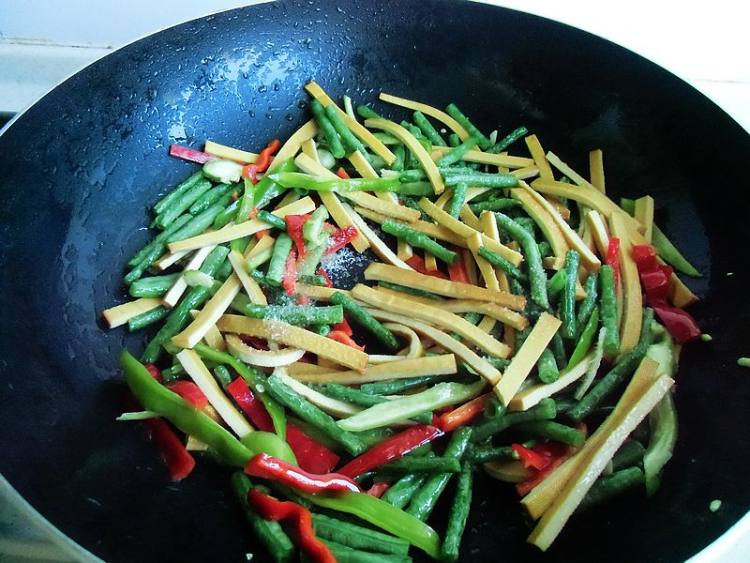 豇豆香干炒肉皮步骤7