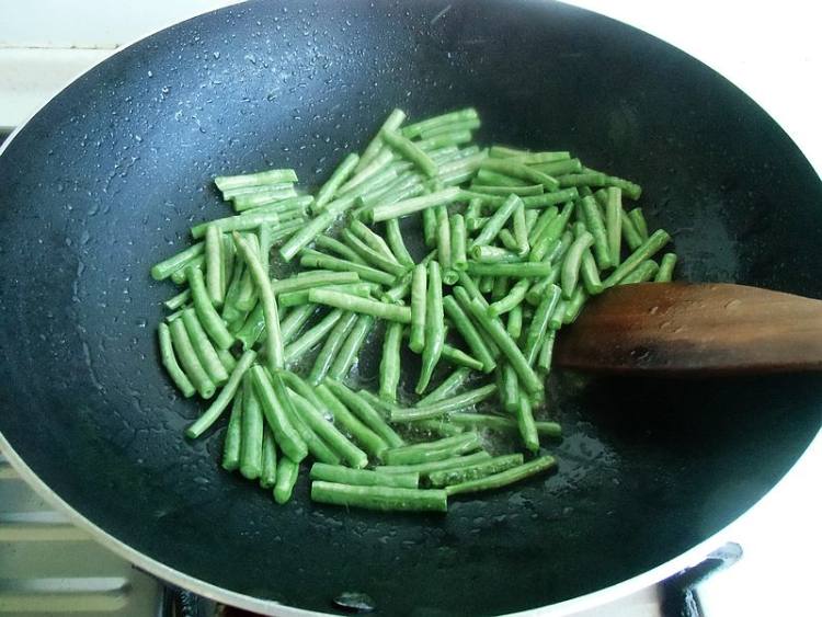 豇豆香干炒肉皮步骤4