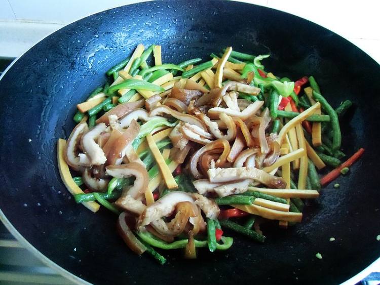 豇豆香干炒肉皮步骤8