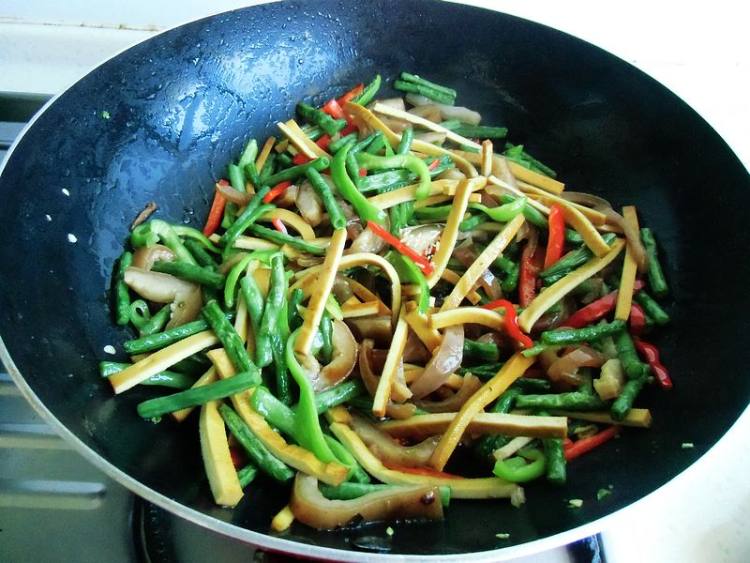 豇豆香干炒肉皮步骤9