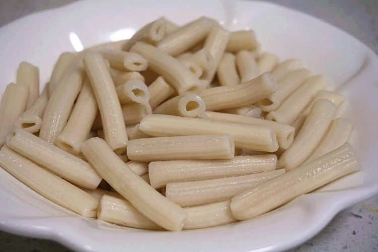 茄汁青口贝炒通心粉步骤5