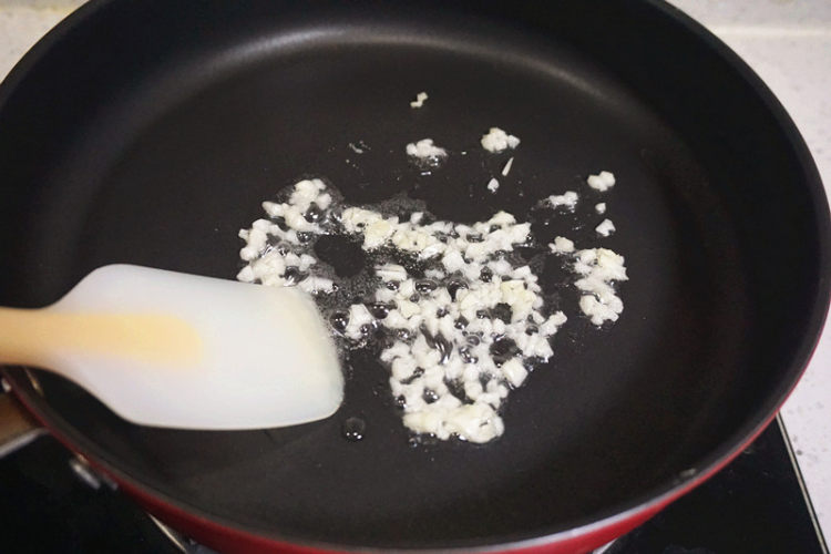 茄汁青口贝炒通心粉步骤7