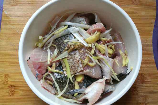 酸豆角香酥鲫鱼步骤2