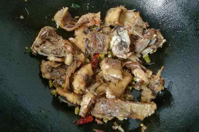 酸豆角香酥鲫鱼步骤7