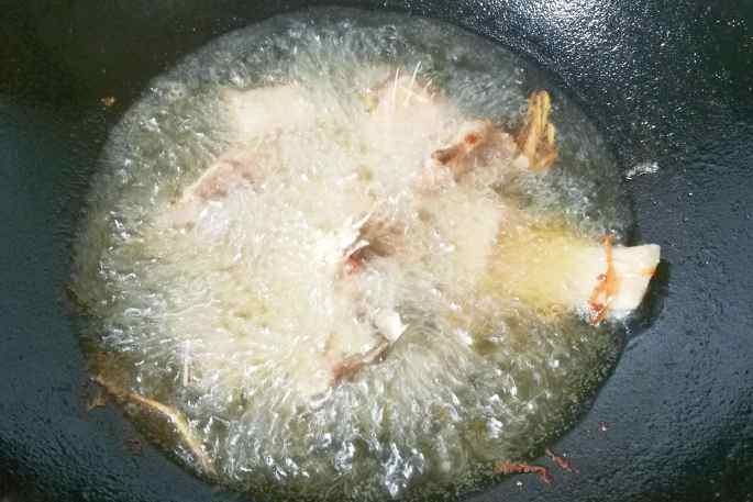 酸豆角香酥鲫鱼步骤4