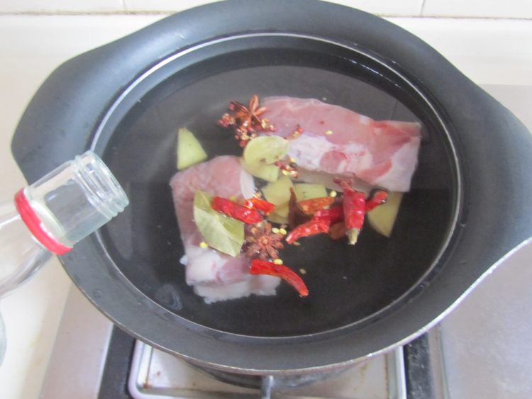 青椒素鸡炒回锅肉步骤1