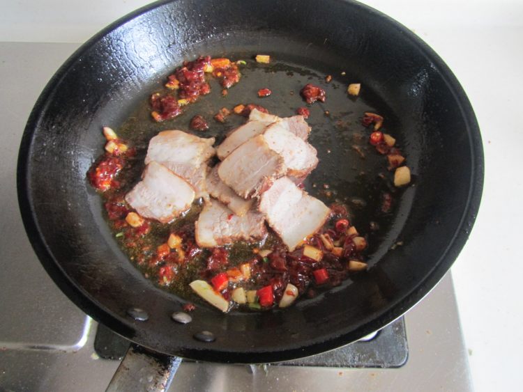 青椒素鸡炒回锅肉步骤5