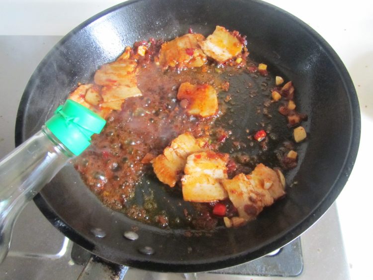青椒素鸡炒回锅肉步骤6
