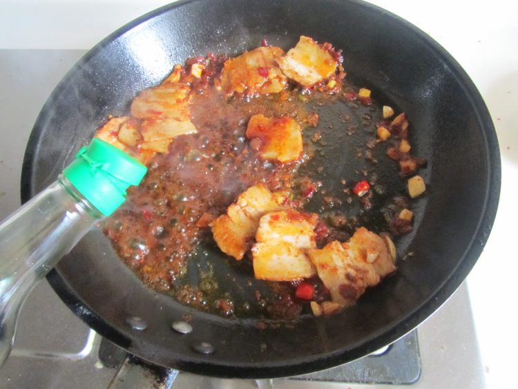 青椒素鸡炒回锅肉步骤6