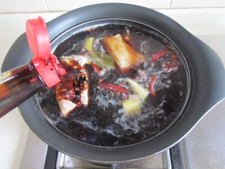 青椒素鸡炒回锅肉步骤2