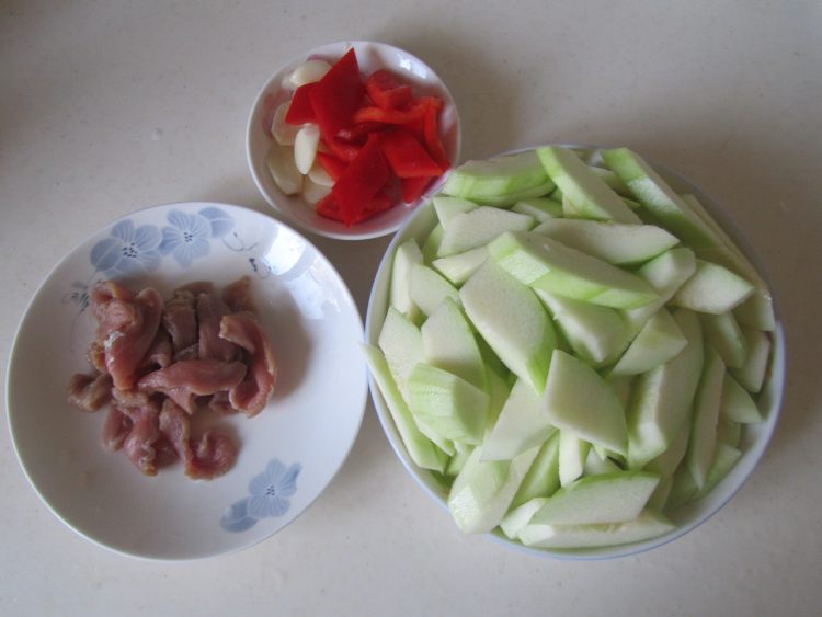 西葫芦炒鸭脯肉步骤1