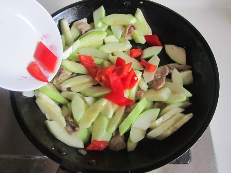 西葫芦炒鸭脯肉步骤7