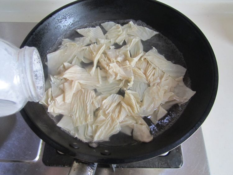 油豆皮炒圆白菜步骤2