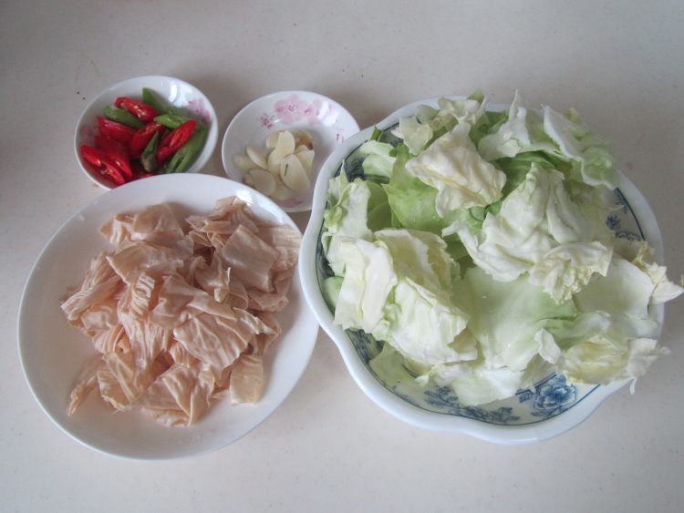 油豆皮炒圆白菜步骤1