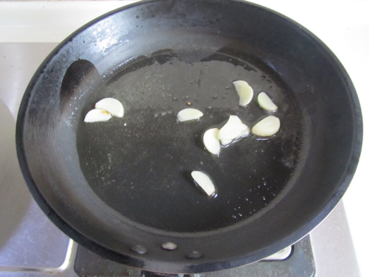 油豆皮炒圆白菜步骤3
