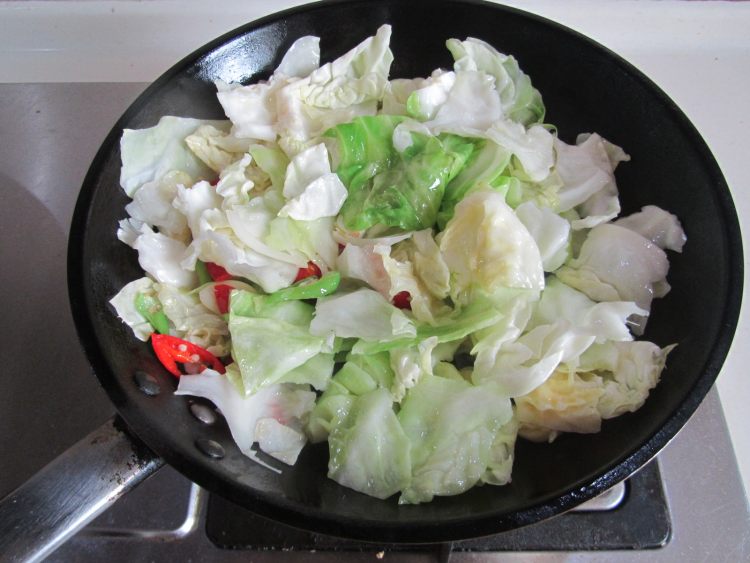 油豆皮炒圆白菜步骤5