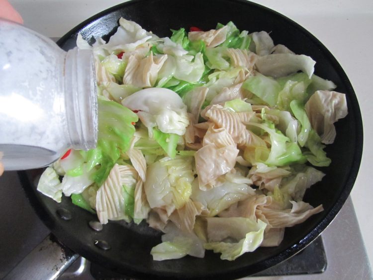 油豆皮炒圆白菜步骤7