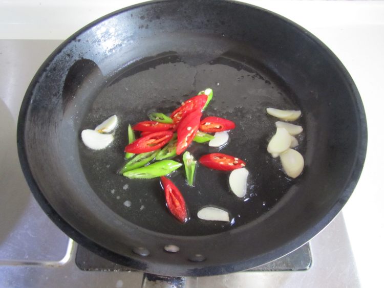 油豆皮炒圆白菜步骤4
