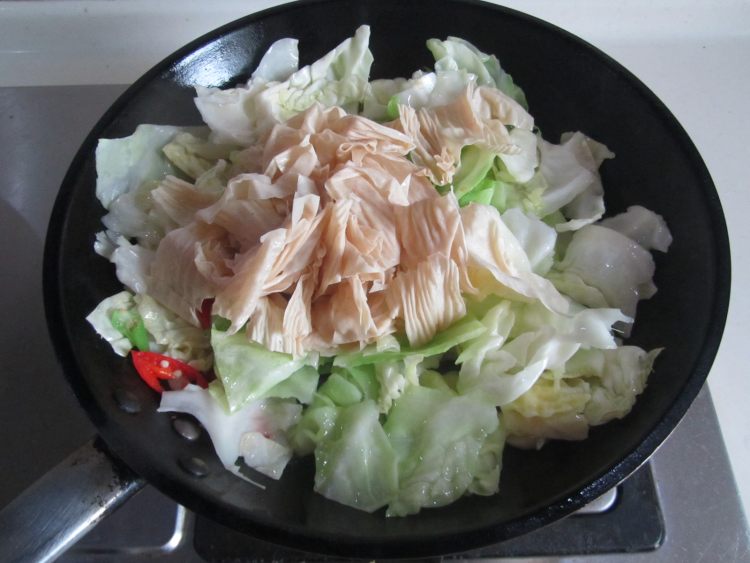 油豆皮炒圆白菜步骤6