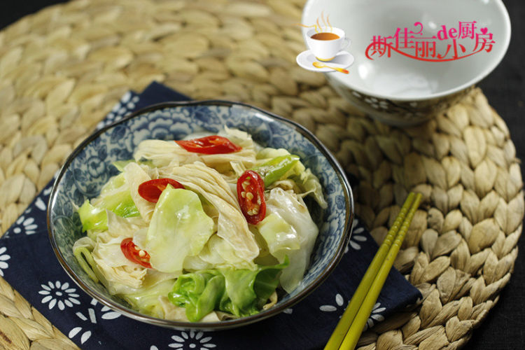 油豆皮炒圆白菜步骤8