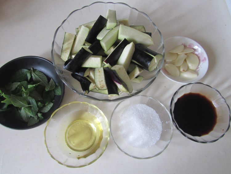 三杯茄子步骤1