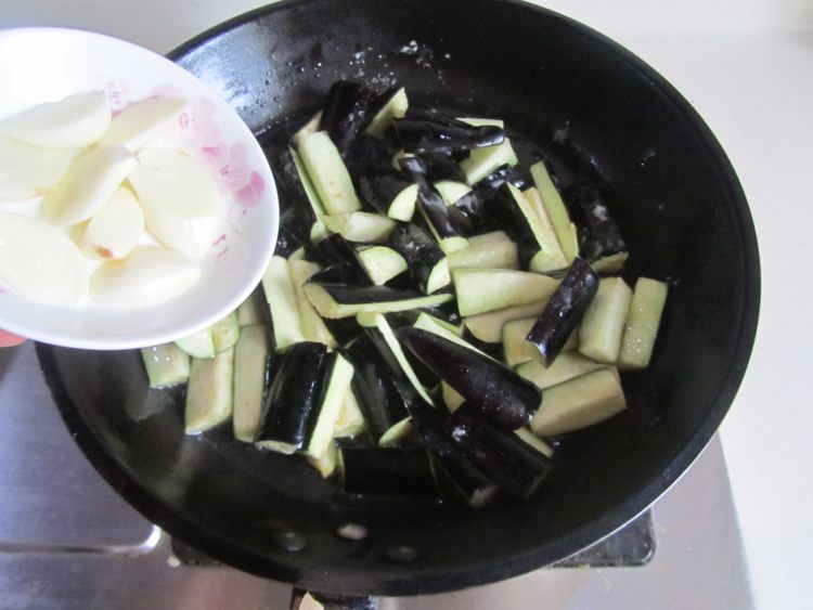 三杯茄子步骤6