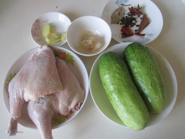 土黄瓜烧鸭腿步骤1