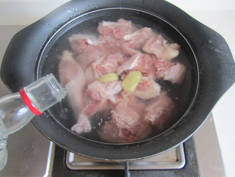 土黄瓜烧鸭腿步骤2