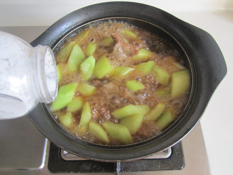 土黄瓜烧鸭腿步骤9