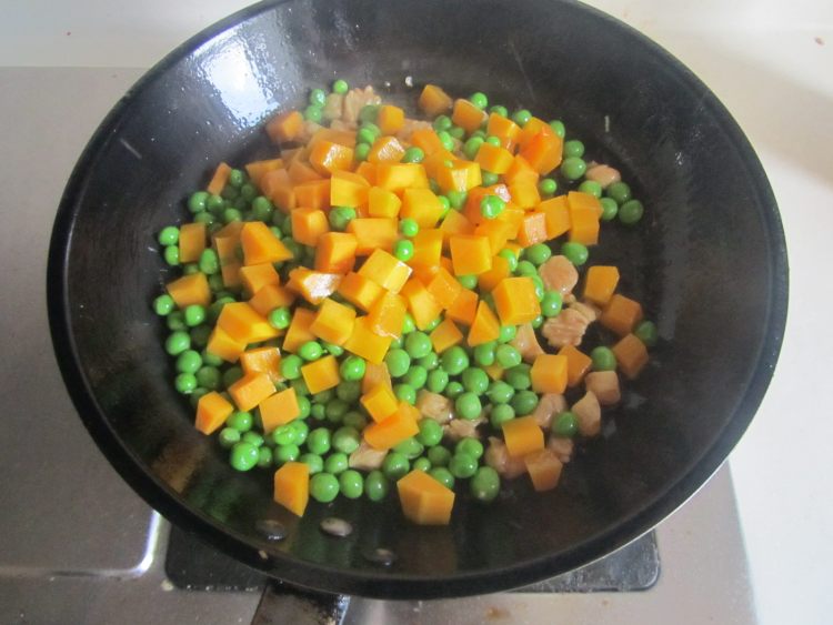 豌豆南瓜炒鸡丁步骤7