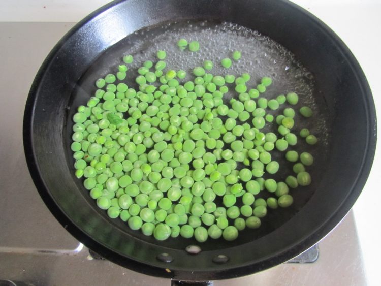 豌豆南瓜炒鸡丁步骤4