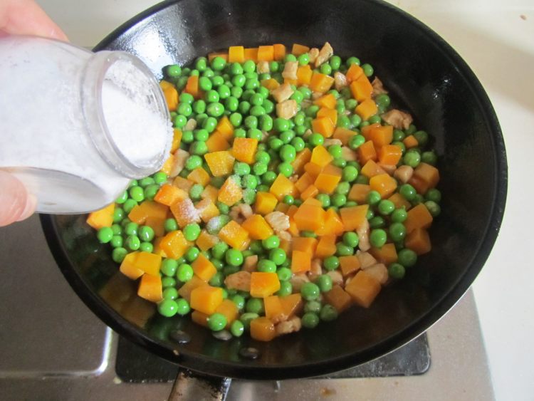 豌豆南瓜炒鸡丁步骤8