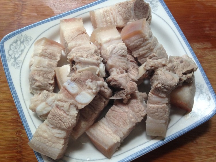豇豆烧红烧肉步骤1
