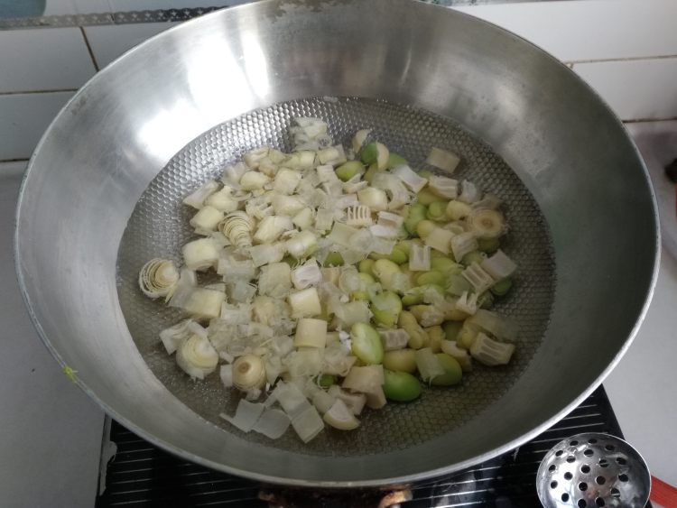 春笋炒蚕豆步骤4