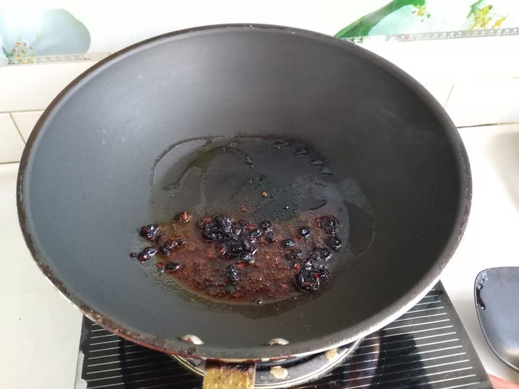 皮蛋炒韭苔步骤3