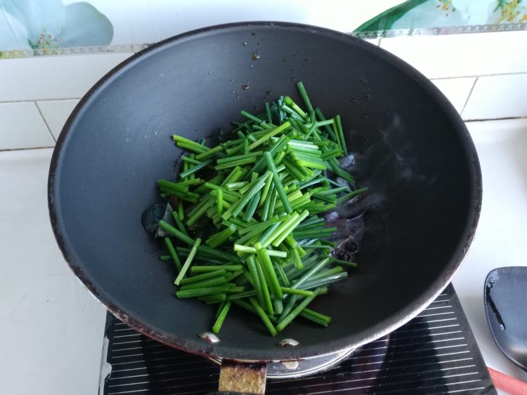皮蛋炒韭苔步骤5