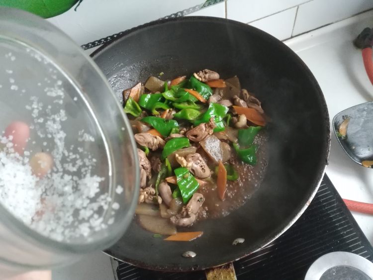 青椒魔芋炒鸡心步骤10