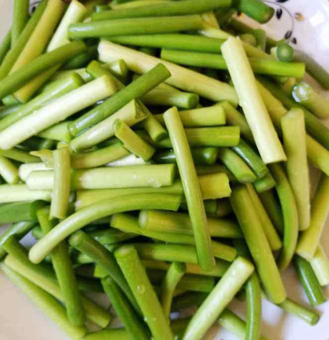 猪头肉炒蒜苔步骤2