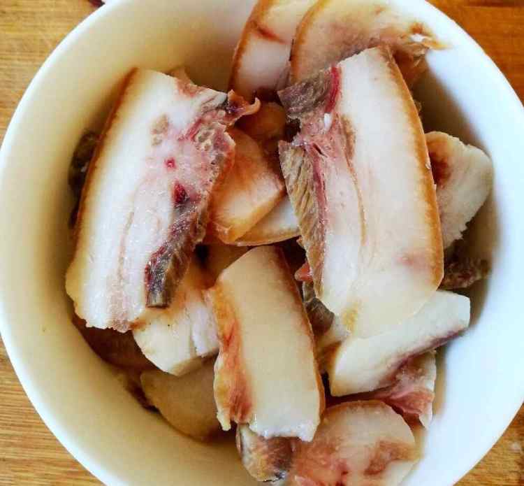 猪头肉炒蒜苔步骤1