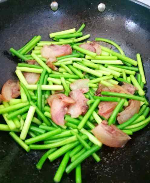 猪头肉炒蒜苔步骤5