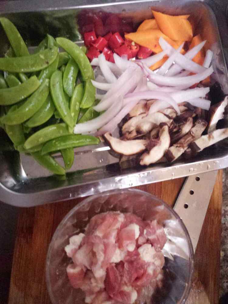 甜豆香菇炒肉片步骤2