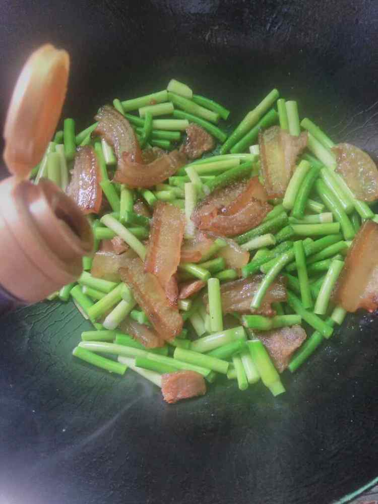 腊肉炒蒜苔步骤9