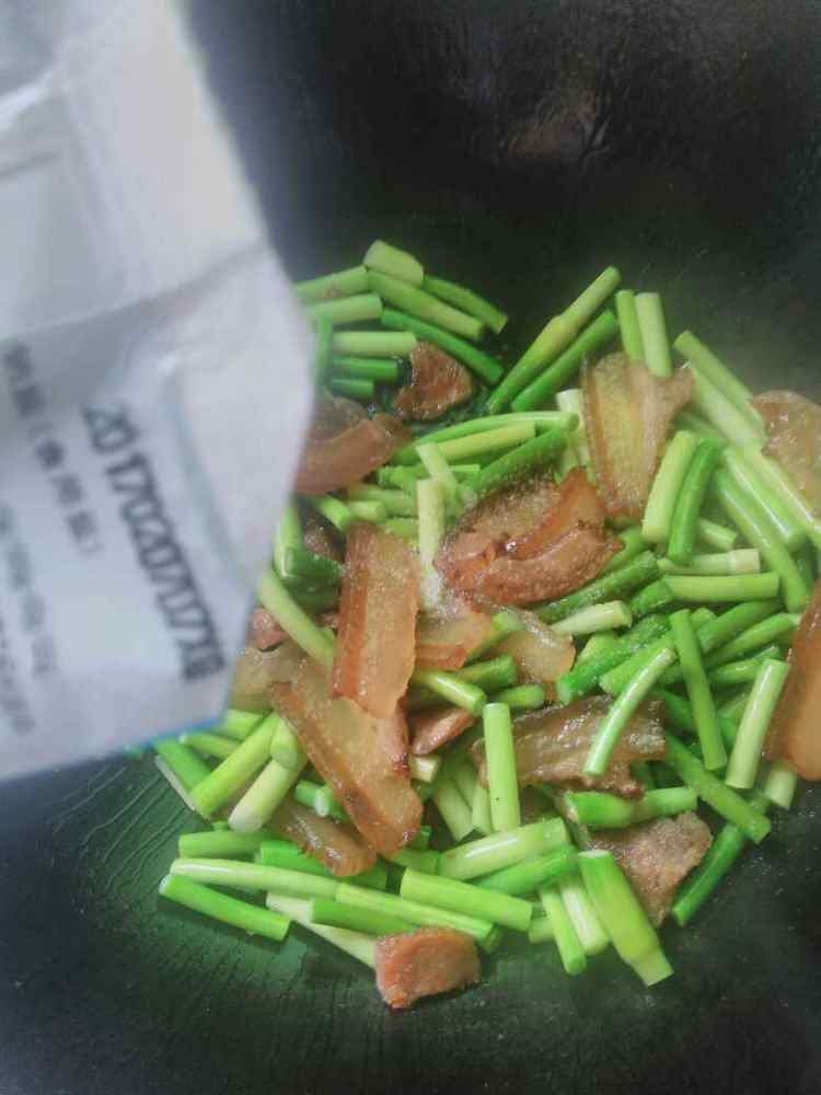 腊肉炒蒜苔步骤8
