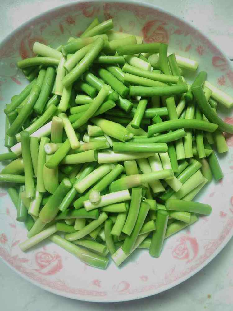 腊肉炒蒜苔步骤4