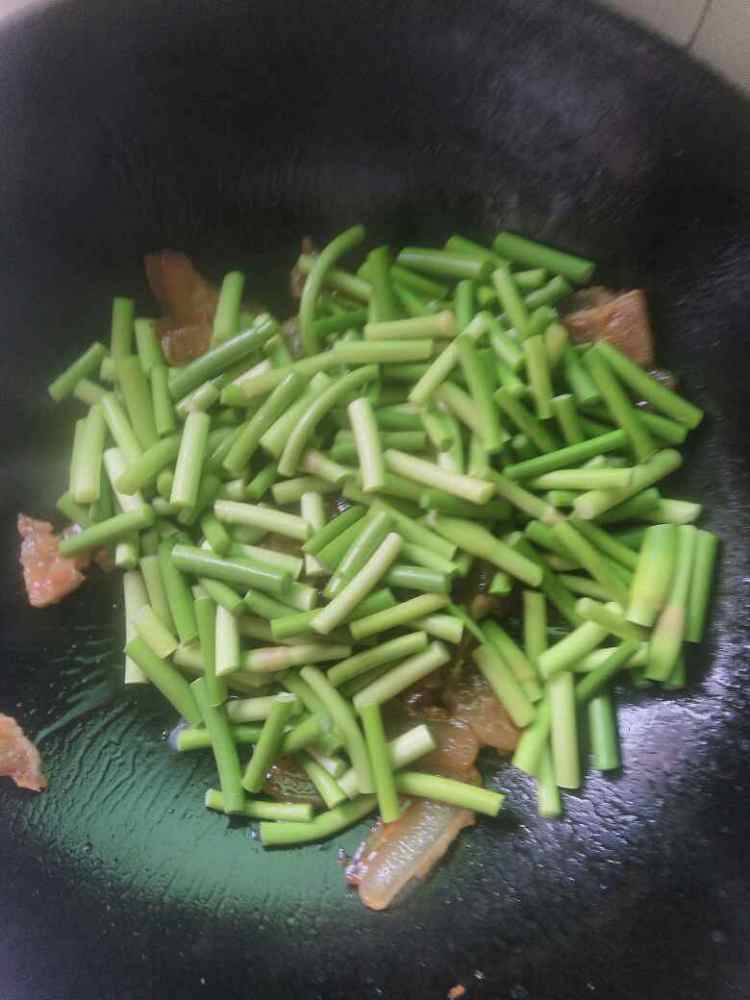腊肉炒蒜苔步骤7