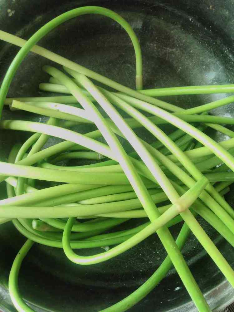 腊肉炒蒜苔步骤3