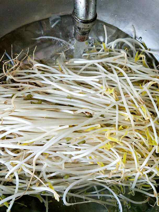 豆芽炒肉步骤2