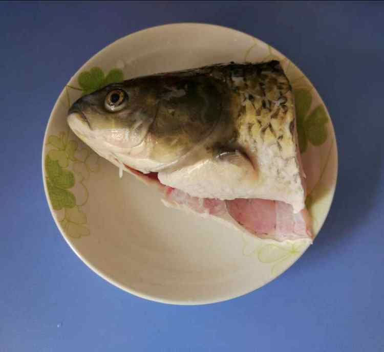鱼头豆腐汤步骤1