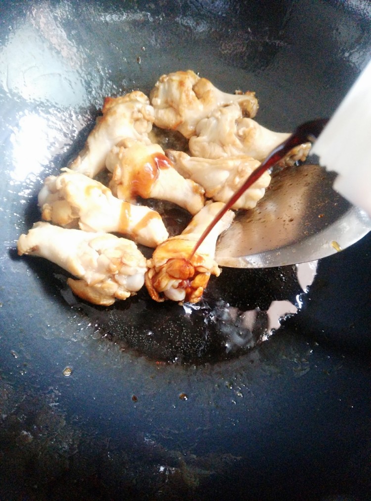 胡萝卜香菇烧鸡翅根步骤6